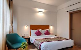 Solitaire Tower - Top Rated Area- In House Parking Vrindāvan